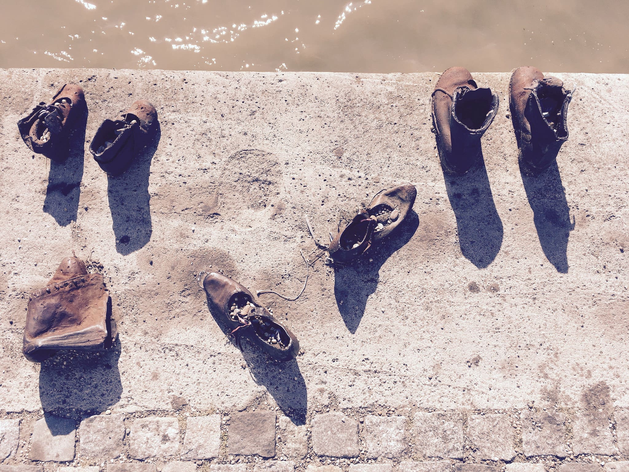 scarpe sulle rive del danubio